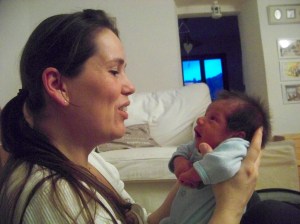 Francisco e la sua mamma si guardano..z<q